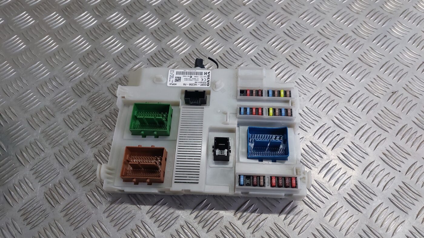 Drošinātāju bloks priekš VOLVO V60 2012 1 Drošinātāju bloks priekš VOLVO V60 2012