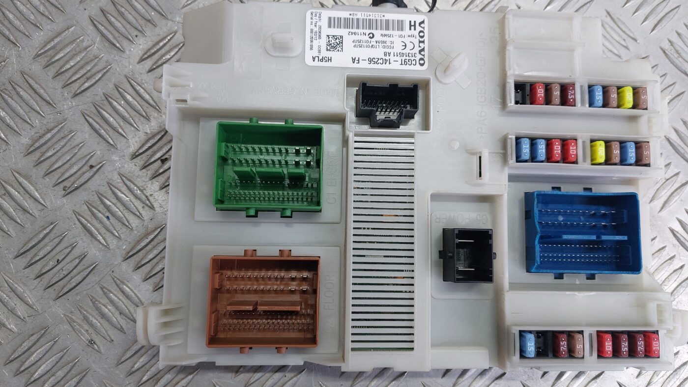 Drošinātāju bloks priekš VOLVO V60 2012 3 Drošinātāju bloks priekš VOLVO V60 2012