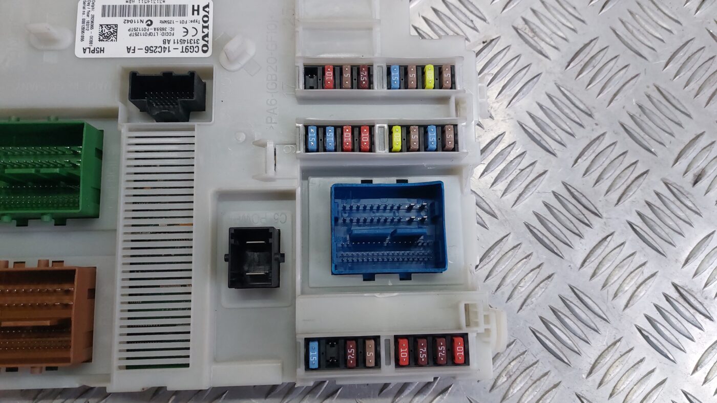 Drošinātāju bloks priekš VOLVO V60 2012 4 Drošinātāju bloks priekš VOLVO V60 2012