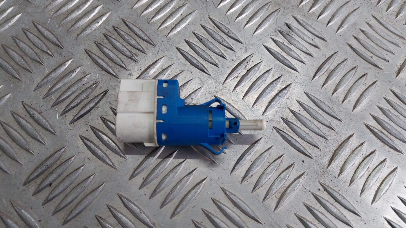 Bremžu signāla slēdzis priekš VOLVO V60 2012 1 Bremžu signāla slēdzis priekš VOLVO V60 2012