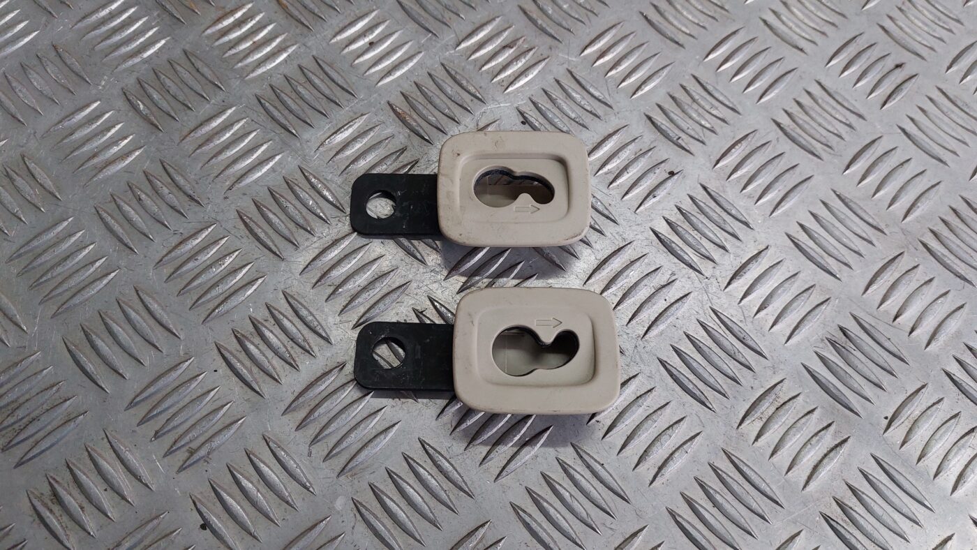 Kravas stiprināšanas eņģe bagāžniekā priekš VOLVO V60 2012 1 Kravas stiprināšanas eņģe bagāžniekā priekš VOLVO V60 2012