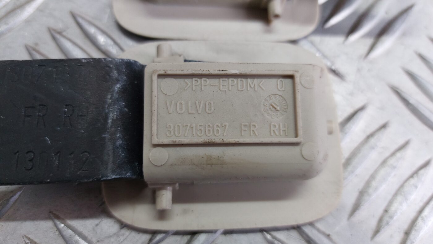 Kravas stiprināšanas eņģe bagāžniekā priekš VOLVO V60 2012 2 Kravas stiprināšanas eņģe bagāžniekā priekš VOLVO V60 2012