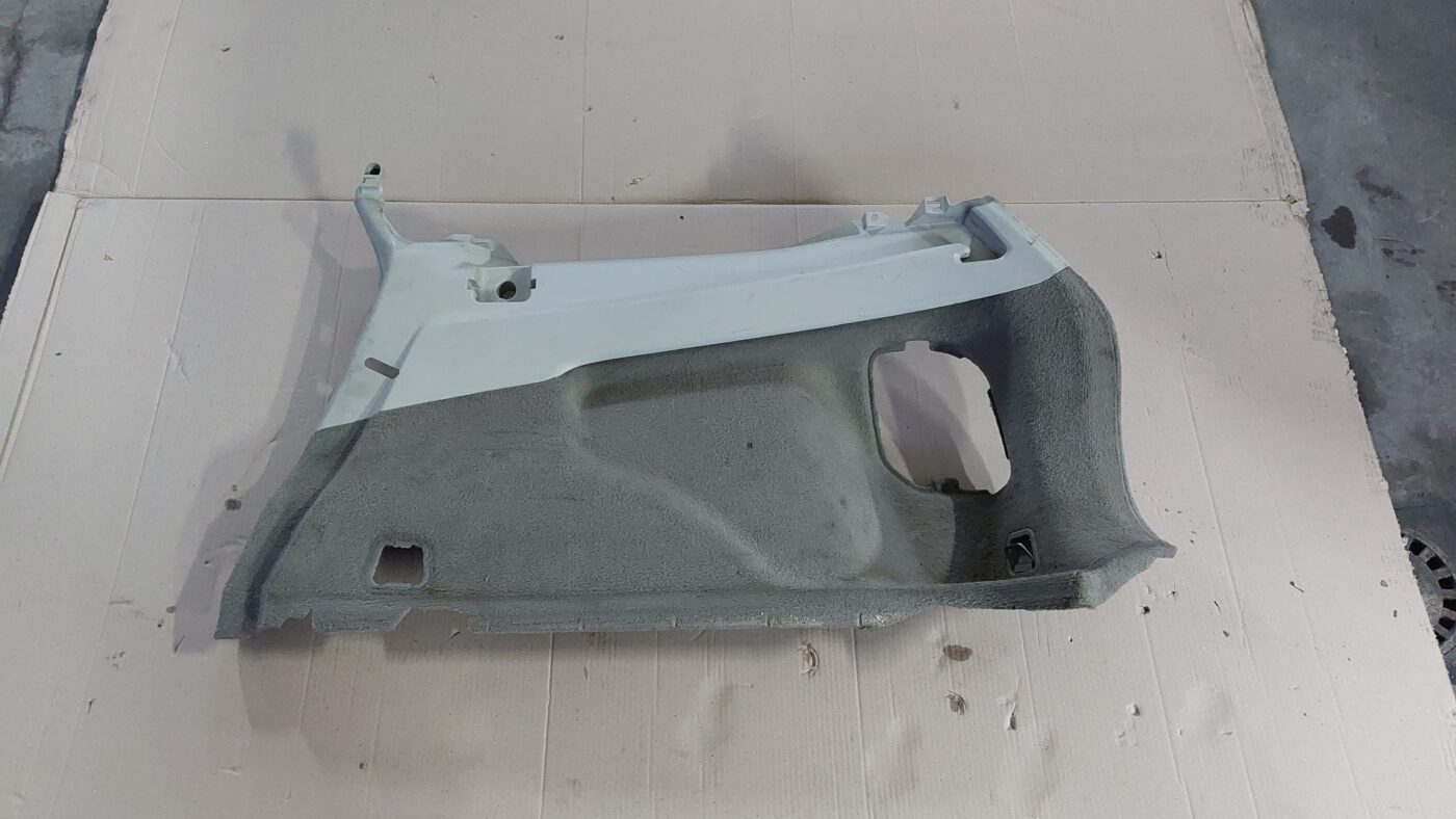 Bagāžnieka nodalījuma sānu apdare priekš VOLVO V60 2012 1 Bagāžnieka nodalījuma sānu apdare priekš VOLVO V60 2012