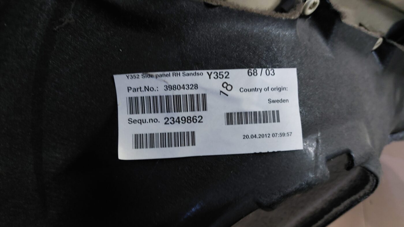 Bagāžnieka nodalījuma sānu apdare priekš VOLVO V60 2012 4 Bagāžnieka nodalījuma sānu apdare priekš VOLVO V60 2012