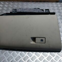 Mantu glabāšanas nodalījums pasažiera pusē priekš VOLVO V60 2012