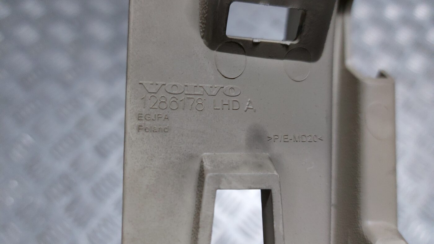 Mērinstrumentu paneļa iekšējā plastmasa priekš VOLVO V60 2012 3 Mērinstrumentu paneļa iekšējā plastmasa priekš VOLVO V60 2012