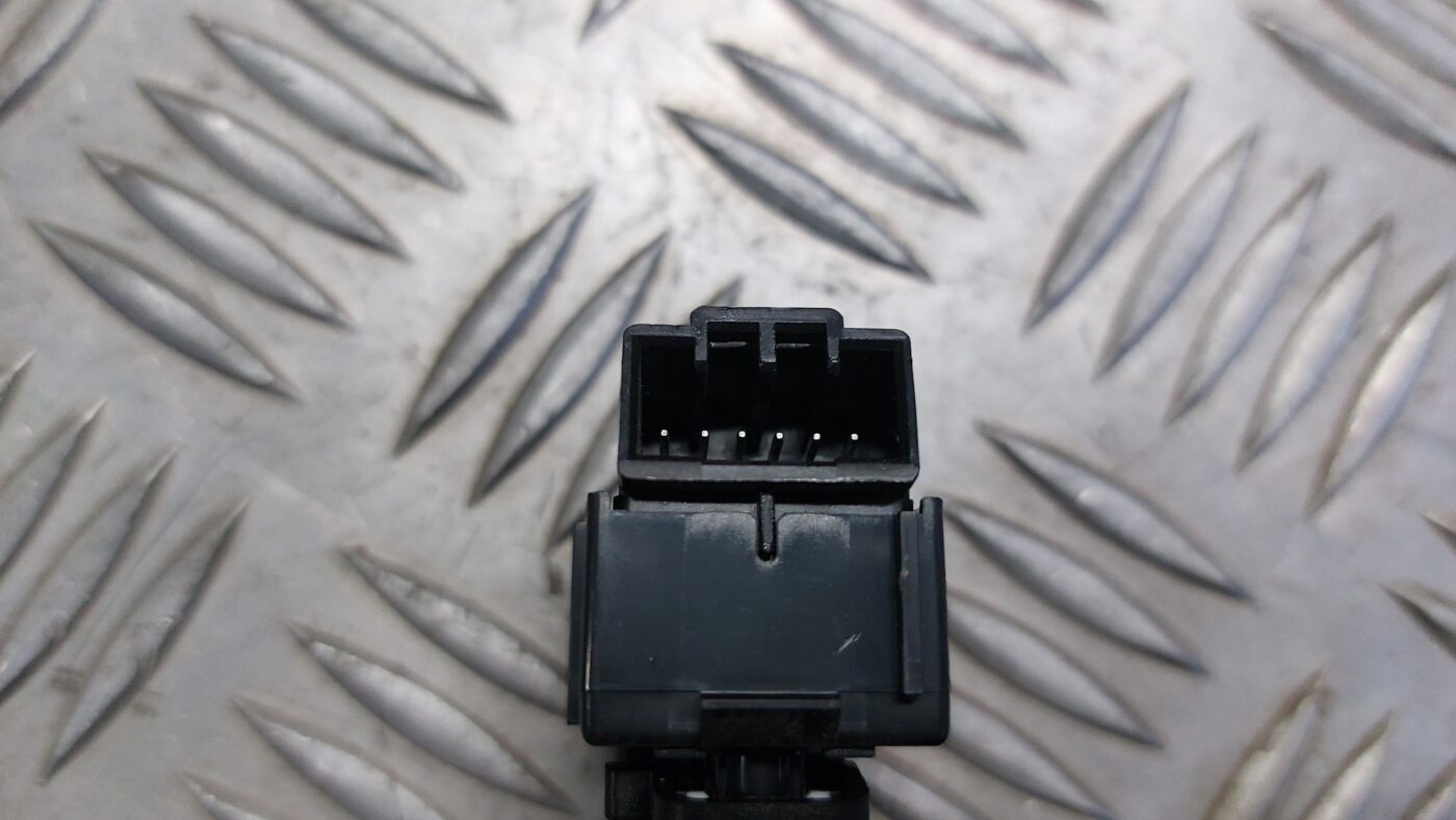 Atvēršanas/aizvēršanas poga priekš VOLVO V60 2012 3 Atvēršanas/aizvēršanas poga priekš VOLVO V60 2012