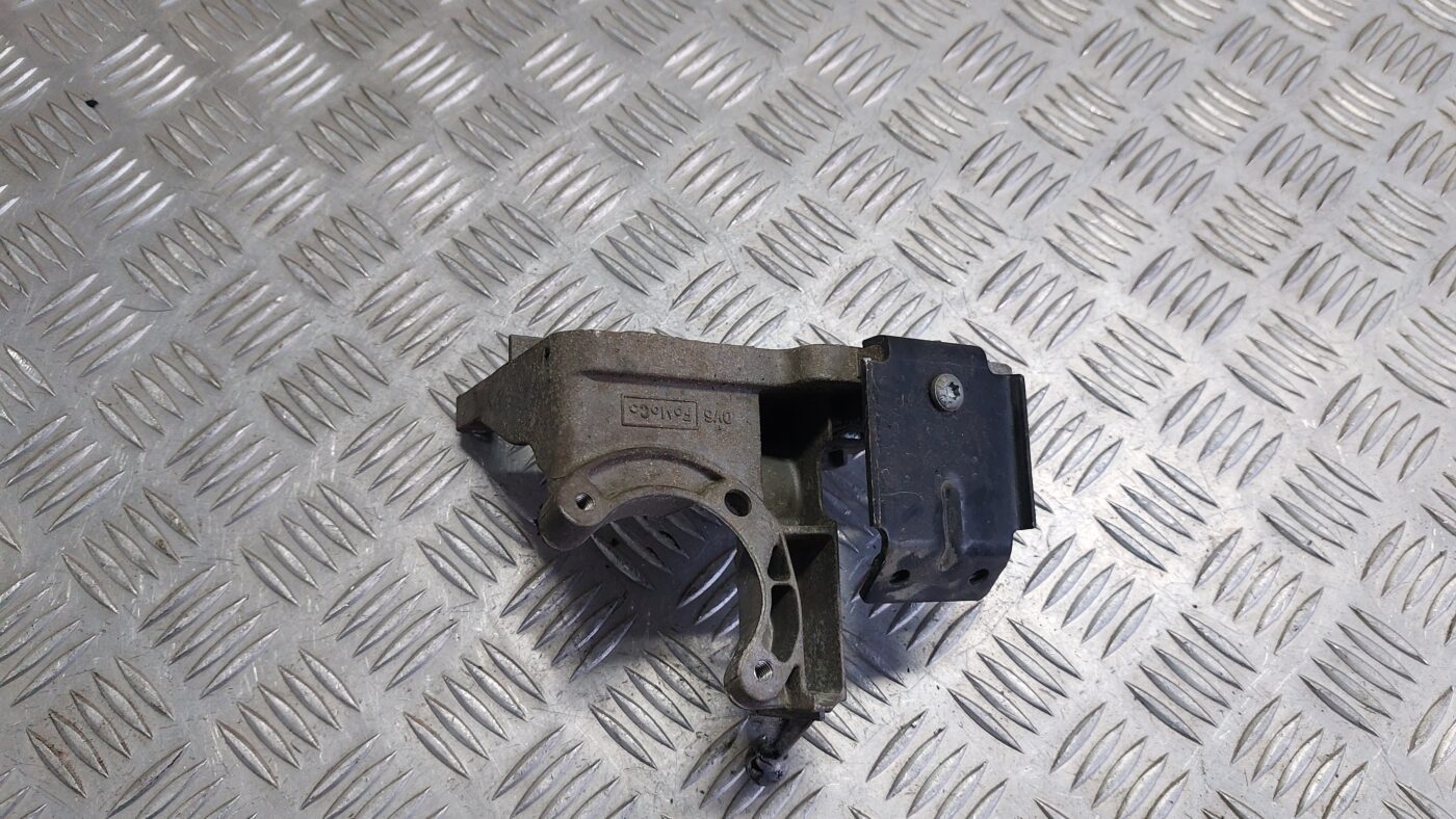 Dzinēja kronšteins priekš VOLVO V60 2012 2 Dzinēja kronšteins priekš VOLVO V60 2012