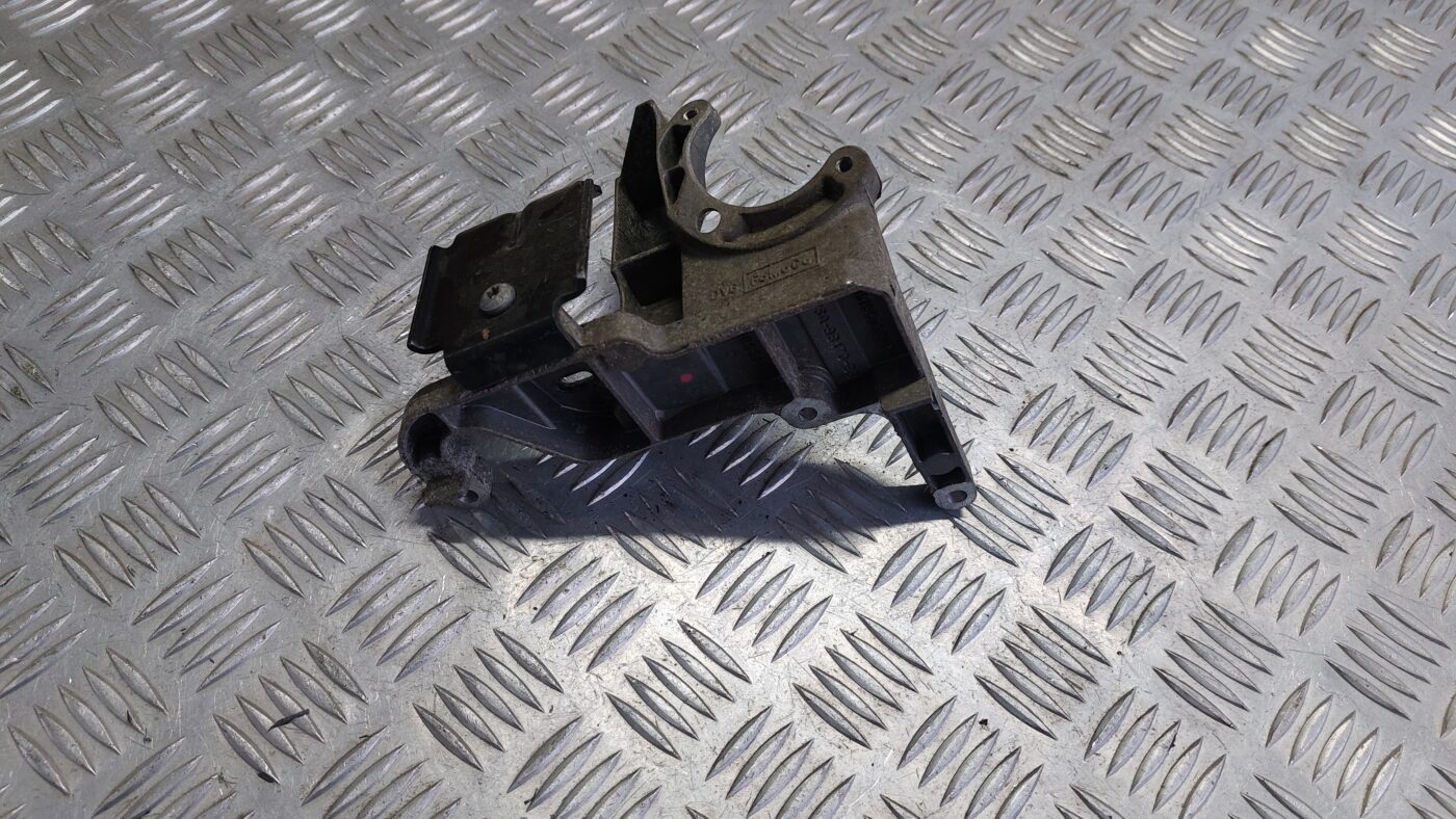 Dzinēja kronšteins priekš VOLVO V60 2012 3 Dzinēja kronšteins priekš VOLVO V60 2012