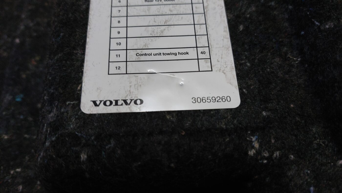 Bagāžnieka nodalījuma paliktnis priekš VOLVO V60 2012 4 Bagāžnieka nodalījuma paliktnis priekš VOLVO V60 2012