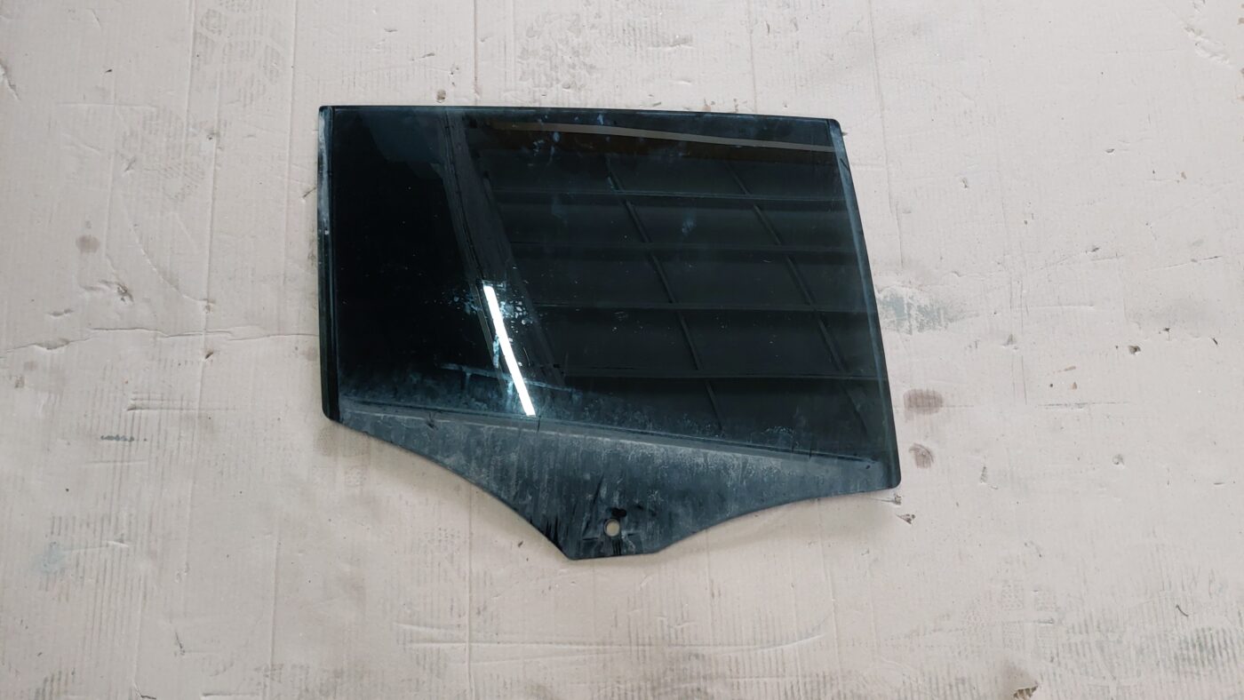 Aizmugurējo labo durvju stikls priekš VOLVO V60 2012 1 Aizmugurējo labo durvju stikls priekš VOLVO V60 2012