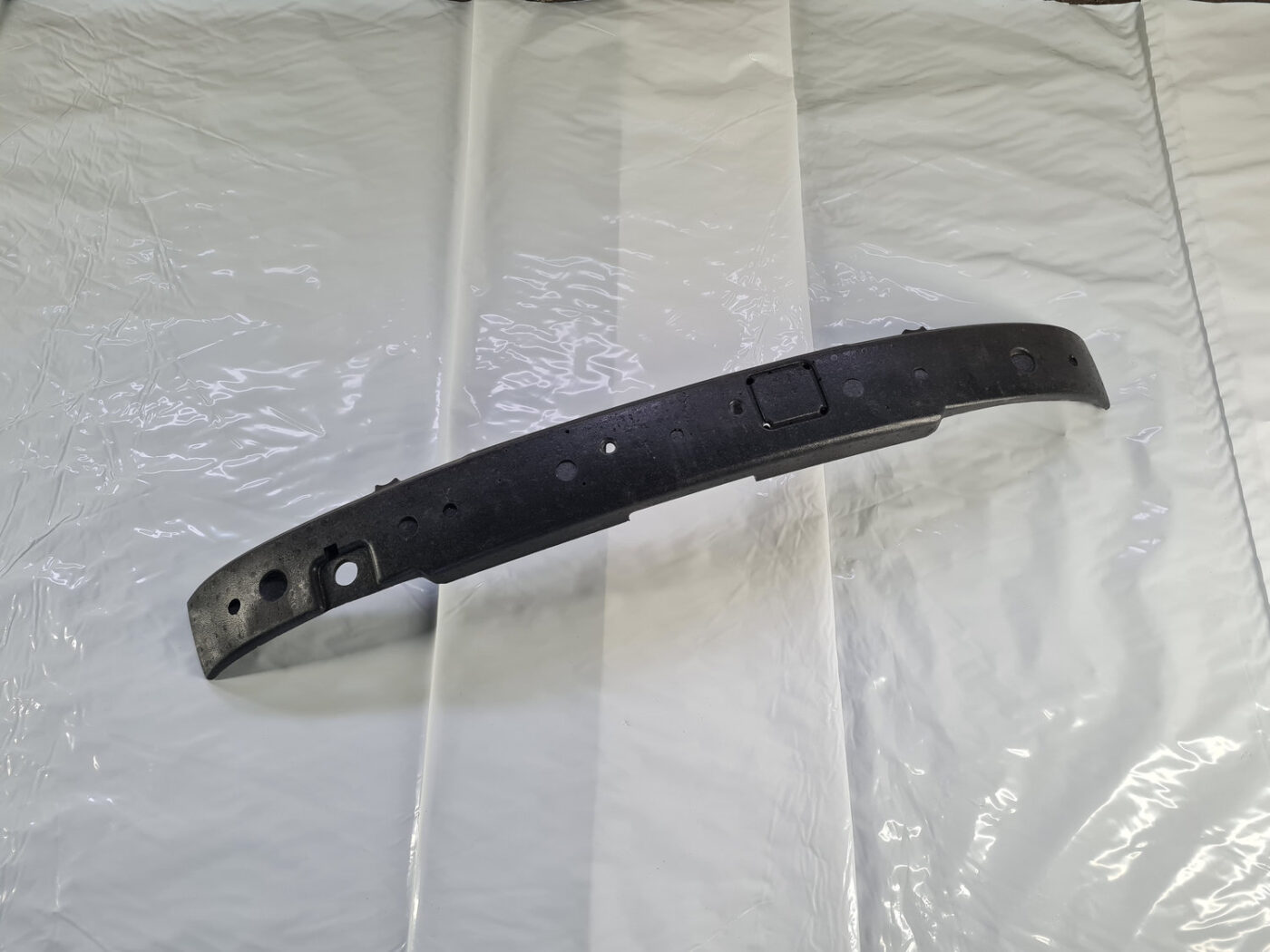 Priekšēja bufera putuplasts priekš VOLVO S80 2004 1 Priekšēja bufera putuplasts priekš VOLVO S80 2004