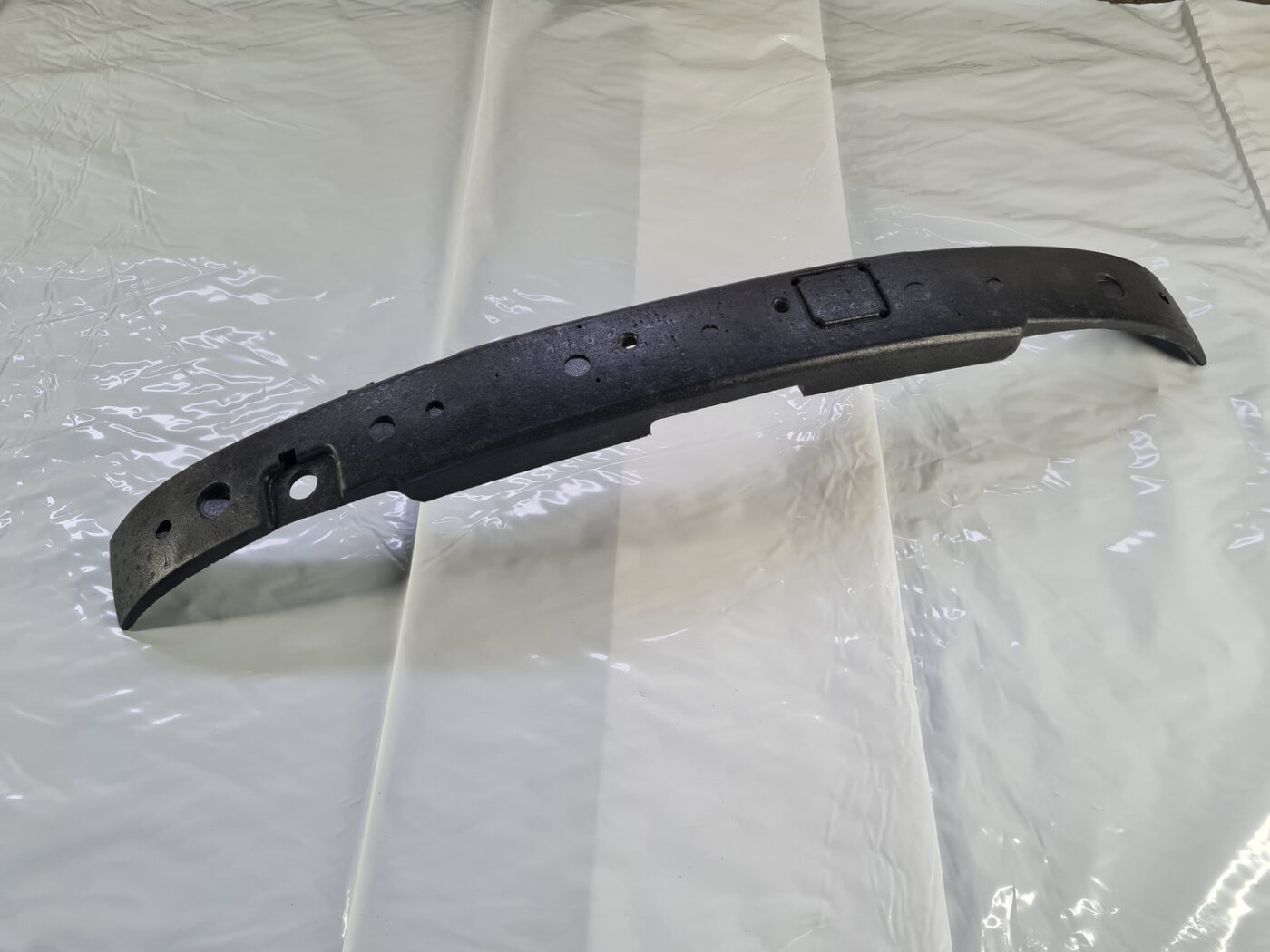 Priekšēja bufera putuplasts priekš VOLVO S80 2004 2 Priekšēja bufera putuplasts priekš VOLVO S80 2004