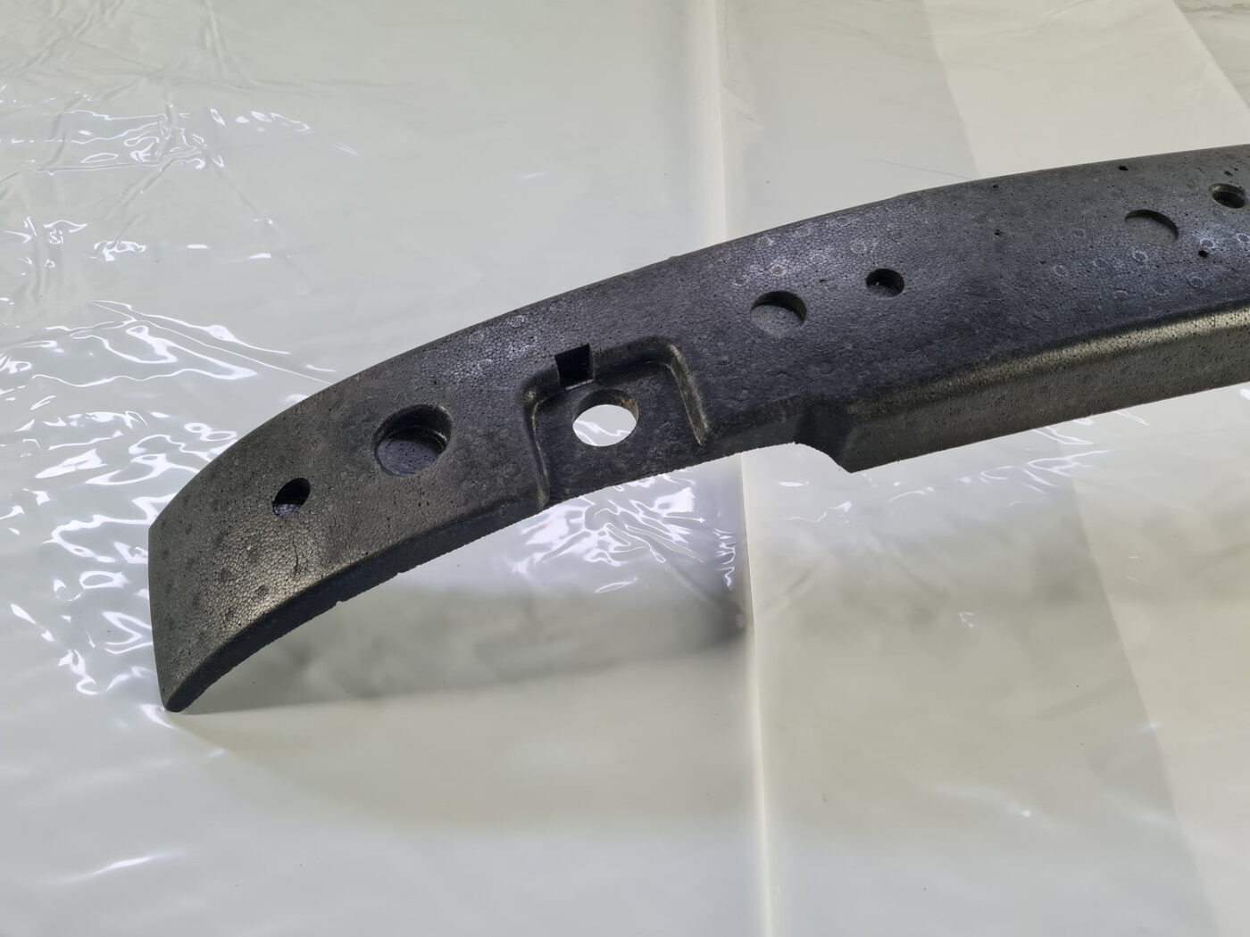 Priekšēja bufera putuplasts priekš VOLVO S80 2004 10 Priekšēja bufera putuplasts priekš VOLVO S80 2004