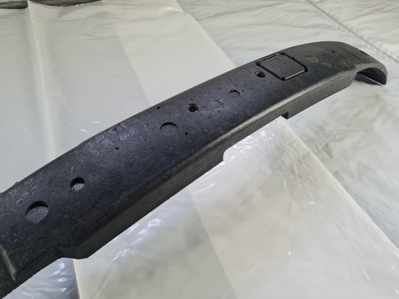 Priekšēja bufera putuplasts priekš VOLVO S80 2004 9 Priekšēja bufera putuplasts priekš VOLVO S80 2004