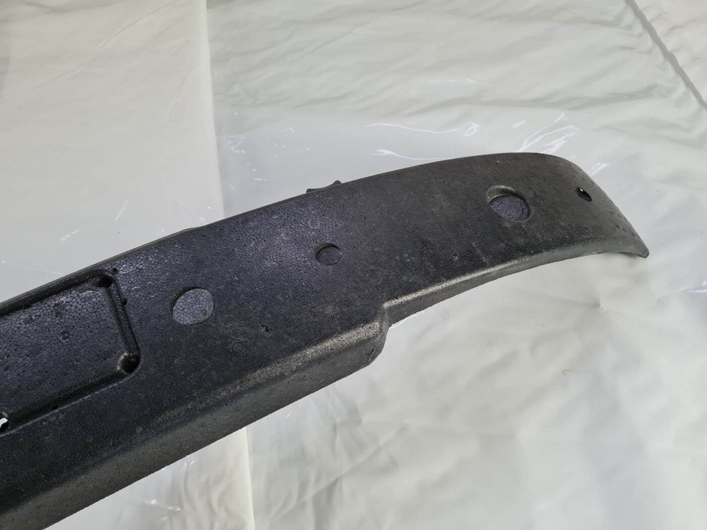 Priekšēja bufera putuplasts priekš VOLVO S80 2004 8 Priekšēja bufera putuplasts priekš VOLVO S80 2004