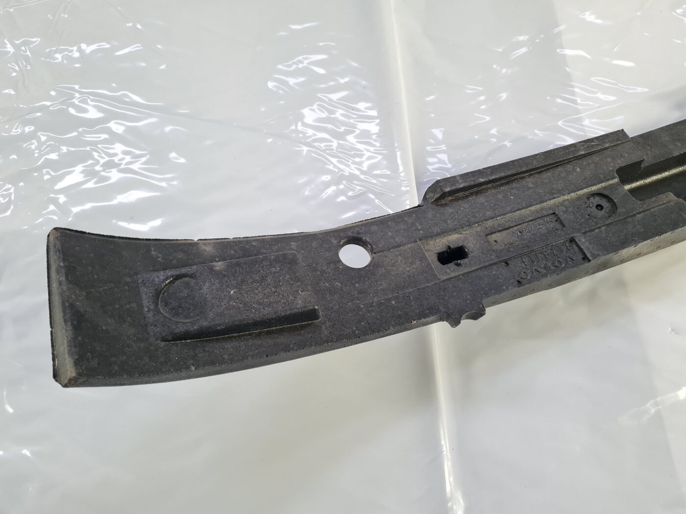 Priekšēja bufera putuplasts priekš VOLVO S80 2004 6 Priekšēja bufera putuplasts priekš VOLVO S80 2004