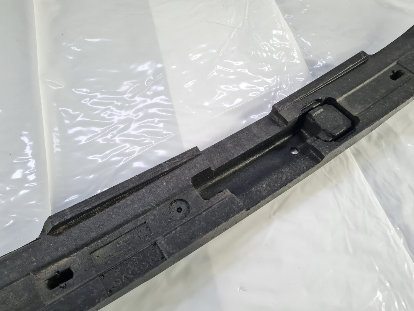 Priekšēja bufera putuplasts priekš VOLVO S80 2004 5 Priekšēja bufera putuplasts priekš VOLVO S80 2004