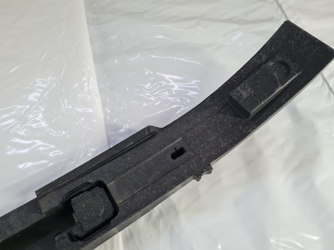 Priekšēja bufera putuplasts priekš VOLVO S80 2004 4 Priekšēja bufera putuplasts priekš VOLVO S80 2004