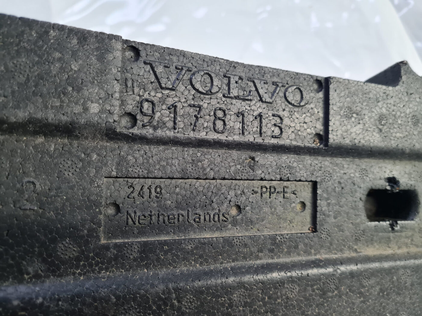 Priekšēja bufera putuplasts priekš VOLVO S80 2004 3 Priekšēja bufera putuplasts priekš VOLVO S80 2004