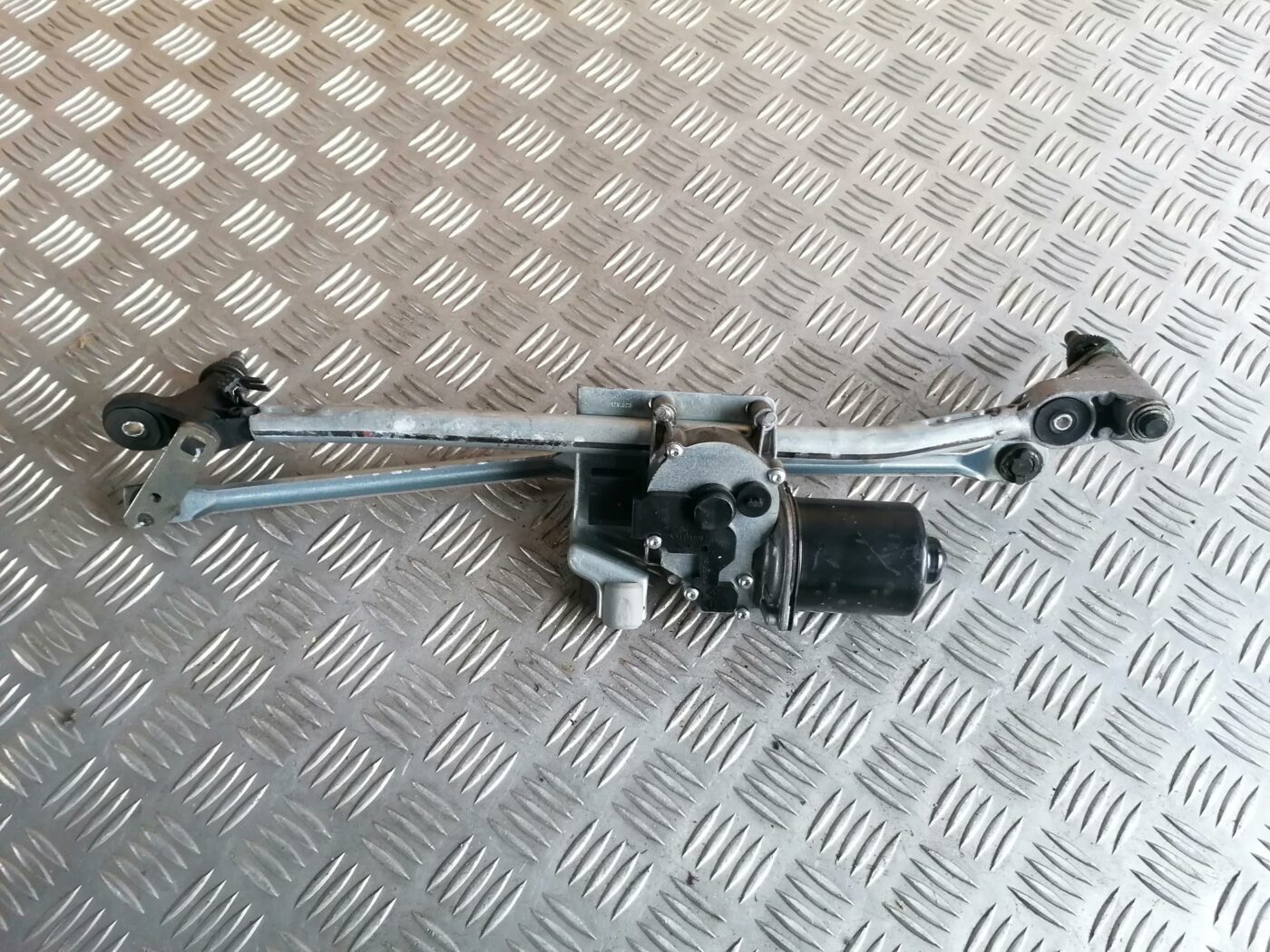 Vējstikla tīrīšanas mehānisms priekš BMW 123 E87 2008 BLACK 2 Vējstikla tīrīšanas mehānisms priekš BMW 123 E87 2008 BLACK