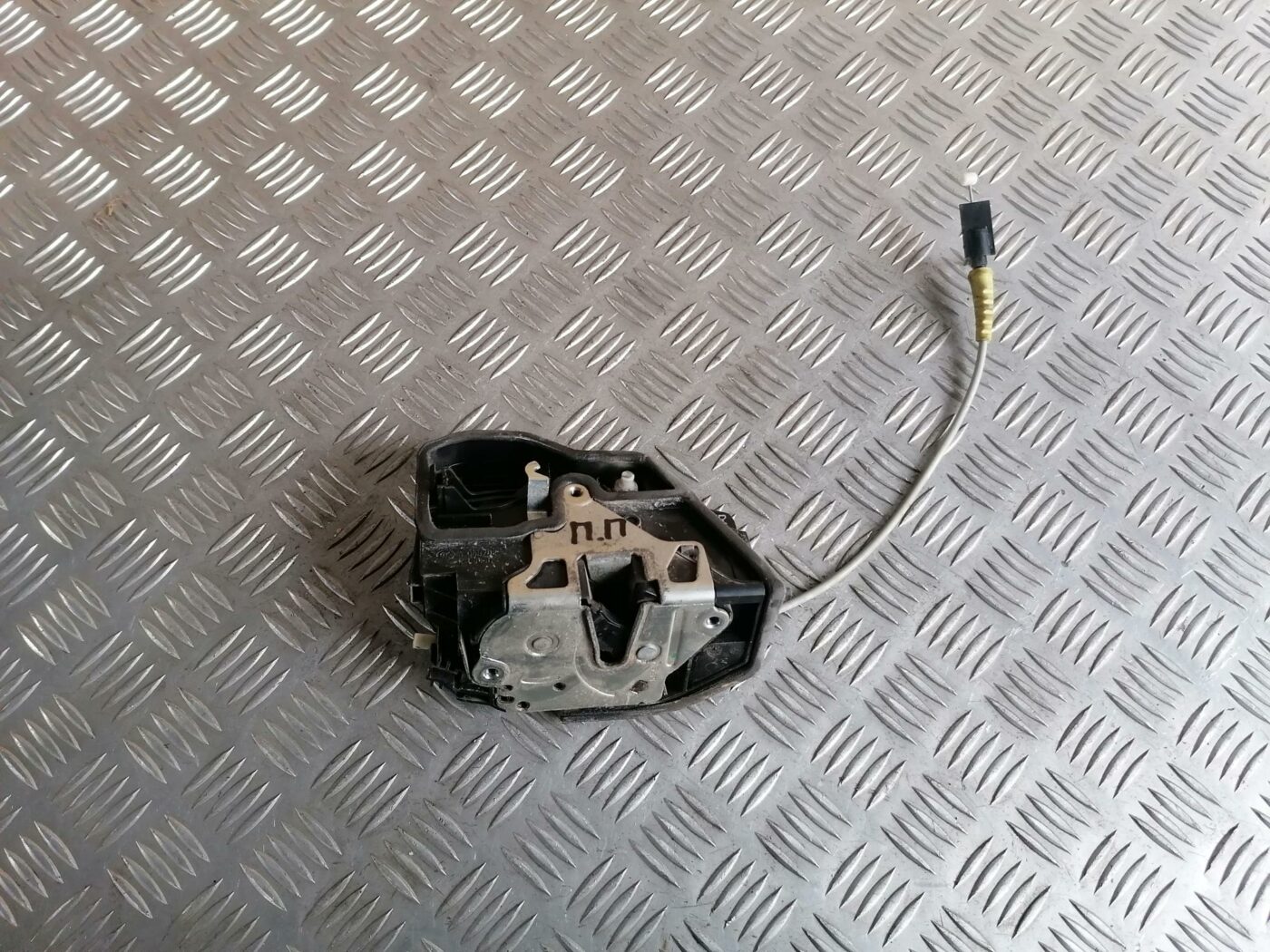 Priekšējo labo durvju slēdzene priekš BMW 123 E87 2008 BLACK 1 Priekšējo labo durvju slēdzene priekš BMW 123 E87 2008 BLACK