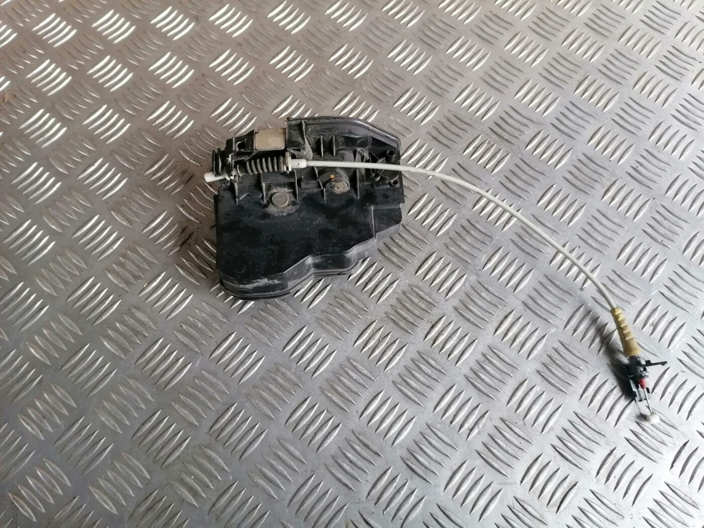 Priekšējo labo durvju slēdzene priekš BMW 123 E87 2008 BLACK 2 Priekšējo labo durvju slēdzene priekš BMW 123 E87 2008 BLACK