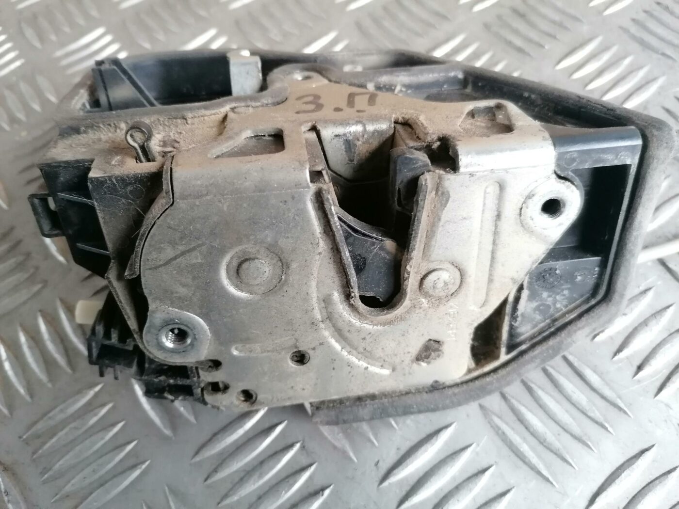 Aizmugurējo labo durvju slēdzene priekš BMW 123 E87 2008 BLACK 3 Aizmugurējo labo durvju slēdzene priekš BMW 123 E87 2008 BLACK