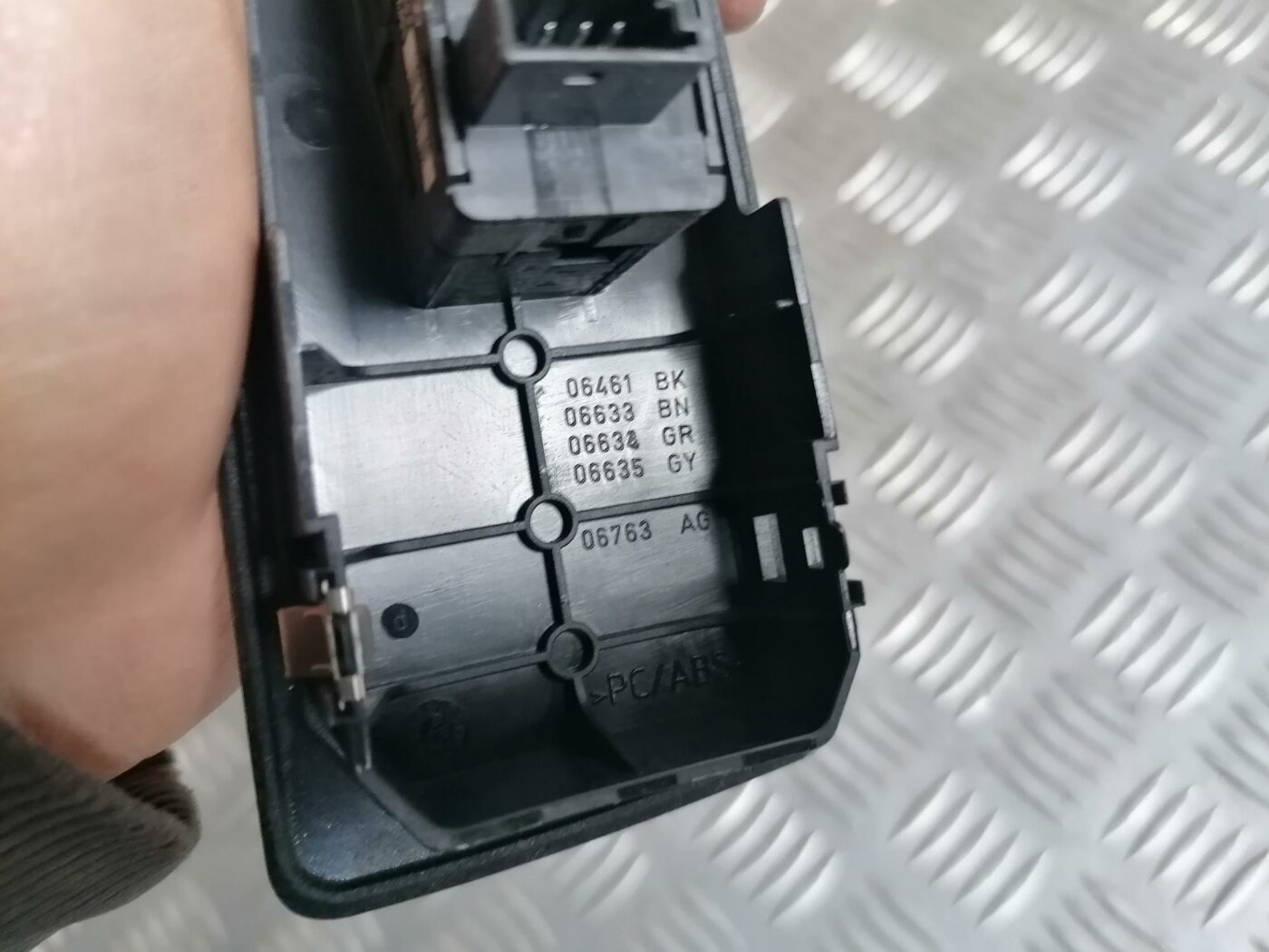 Stikla pacelšanas poga priekš BMW 123 E87 2008 BLACK 3 Stikla pacelšanas poga priekš BMW 123 E87 2008 BLACK