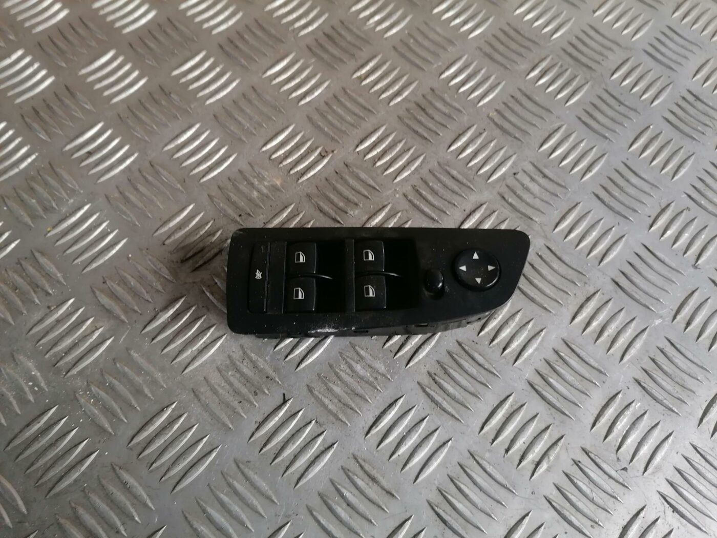 Šofera durvju slēdža pogas priekš BMW 123 E87 2008 BLACK 1 Šofera durvju slēdža pogas priekš BMW 123 E87 2008 BLACK