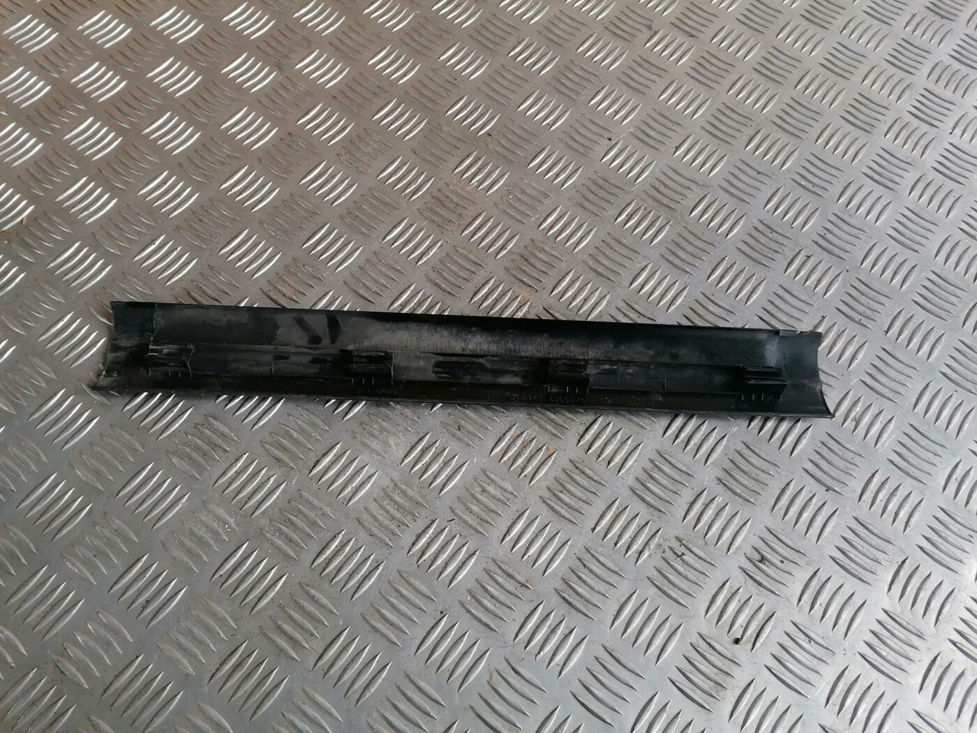 Sliekšņa priekšēja laba uzlika (salonā) priekš BMW 123 E87 2008 BLACK 2 Sliekšņa priekšēja laba uzlika (salonā) priekš BMW 123 E87 2008 BLACK