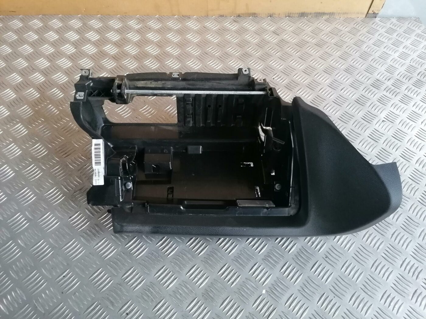 Mantu glabāšanas nodalījums pasažiera pusē priekš BMW 123 E87 2008 BLACK 1 Mantu glabāšanas nodalījums pasažiera pusē priekš BMW 123 E87 2008 BLACK