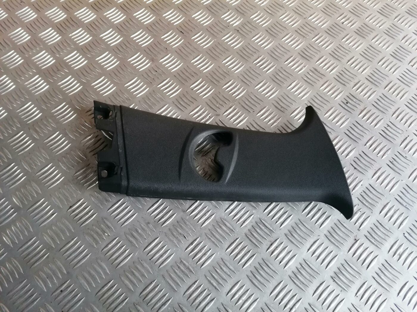 Vidējas salona statnes apdare priekš BMW 123 E87 2008 BLACK 1 Vidējas salona statnes apdare priekš BMW 123 E87 2008 BLACK