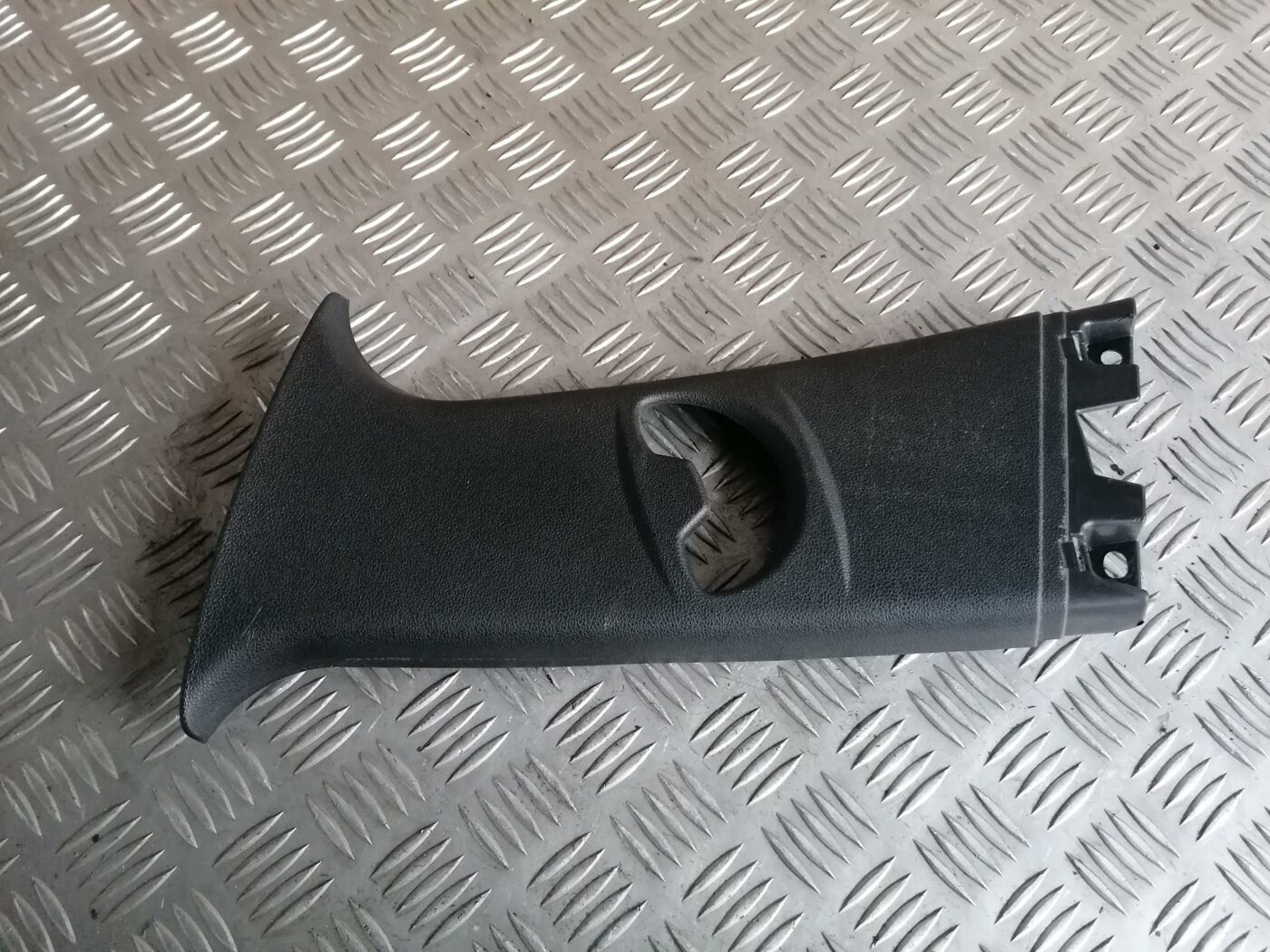 Vidējas salona statnes apdare priekš BMW 123 E87 2008 BLACK 1 Vidējas salona statnes apdare priekš BMW 123 E87 2008 BLACK