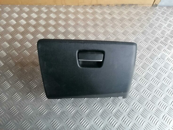 Mantu glabāšanas nodalījums pasažiera pusē priekš BMW 123 E87 2008 BLACK