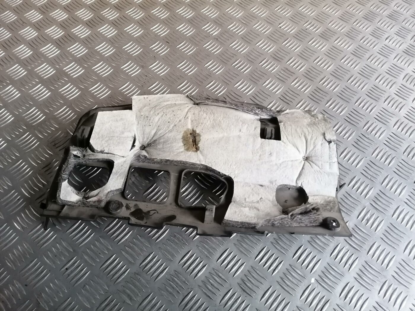 Mērinstrumentu paneļa apakšēja apdare priekš BMW 123 E87 2008 BLACK 2 Mērinstrumentu paneļa apakšēja apdare priekš BMW 123 E87 2008 BLACK