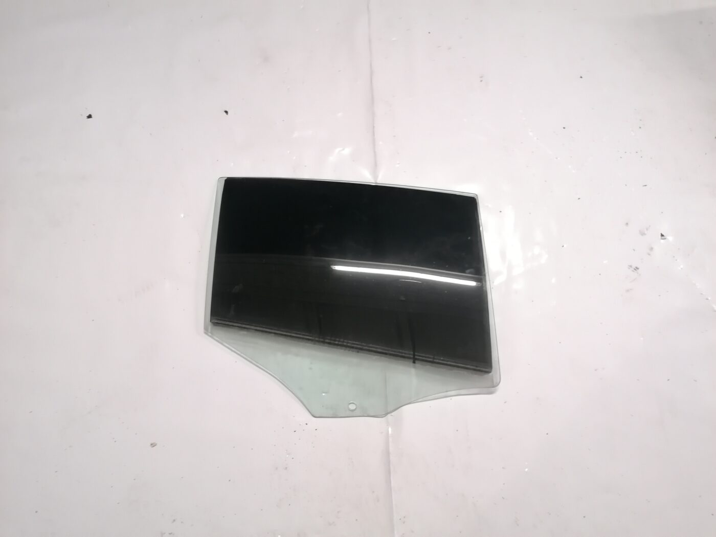 Aizmugurējo labo durvju stikls priekš BMW 123 E87 2008 BLACK 1 Aizmugurējo labo durvju stikls priekš BMW 123 E87 2008 BLACK