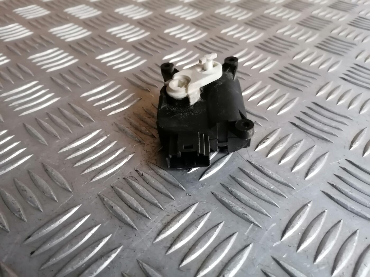 Apsildes sistēmas aktuators priekš ŠKODA OCTAVIA 2006 3 Apsildes sistēmas aktuators priekš ŠKODA OCTAVIA 2006