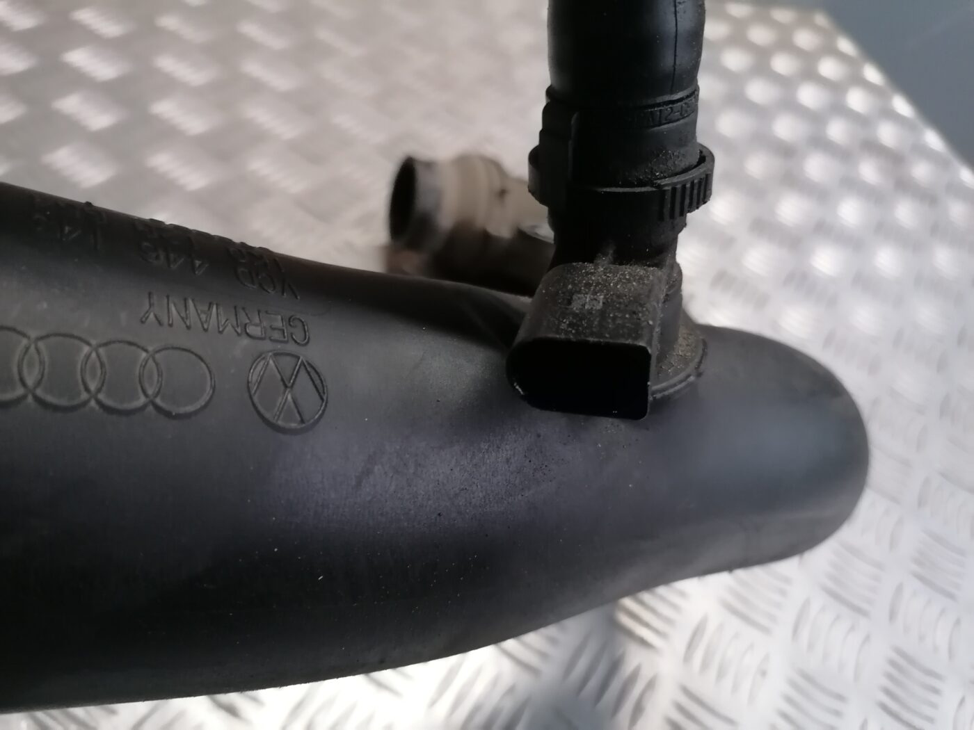 Interkulera caurule priekš ŠKODA OCTAVIA 2006 3 Interkulera caurule priekš ŠKODA OCTAVIA 2006