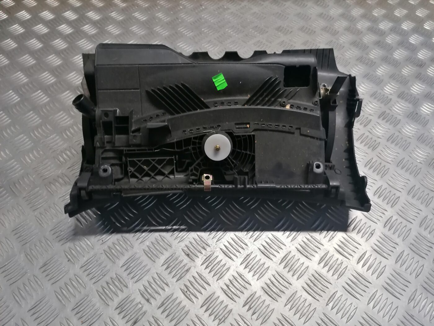 Mantu glabāšanas nodalījums pasažiera pusē priekš ŠKODA OCTAVIA 2006 1 Mantu glabāšanas nodalījums pasažiera pusē priekš ŠKODA OCTAVIA 2006