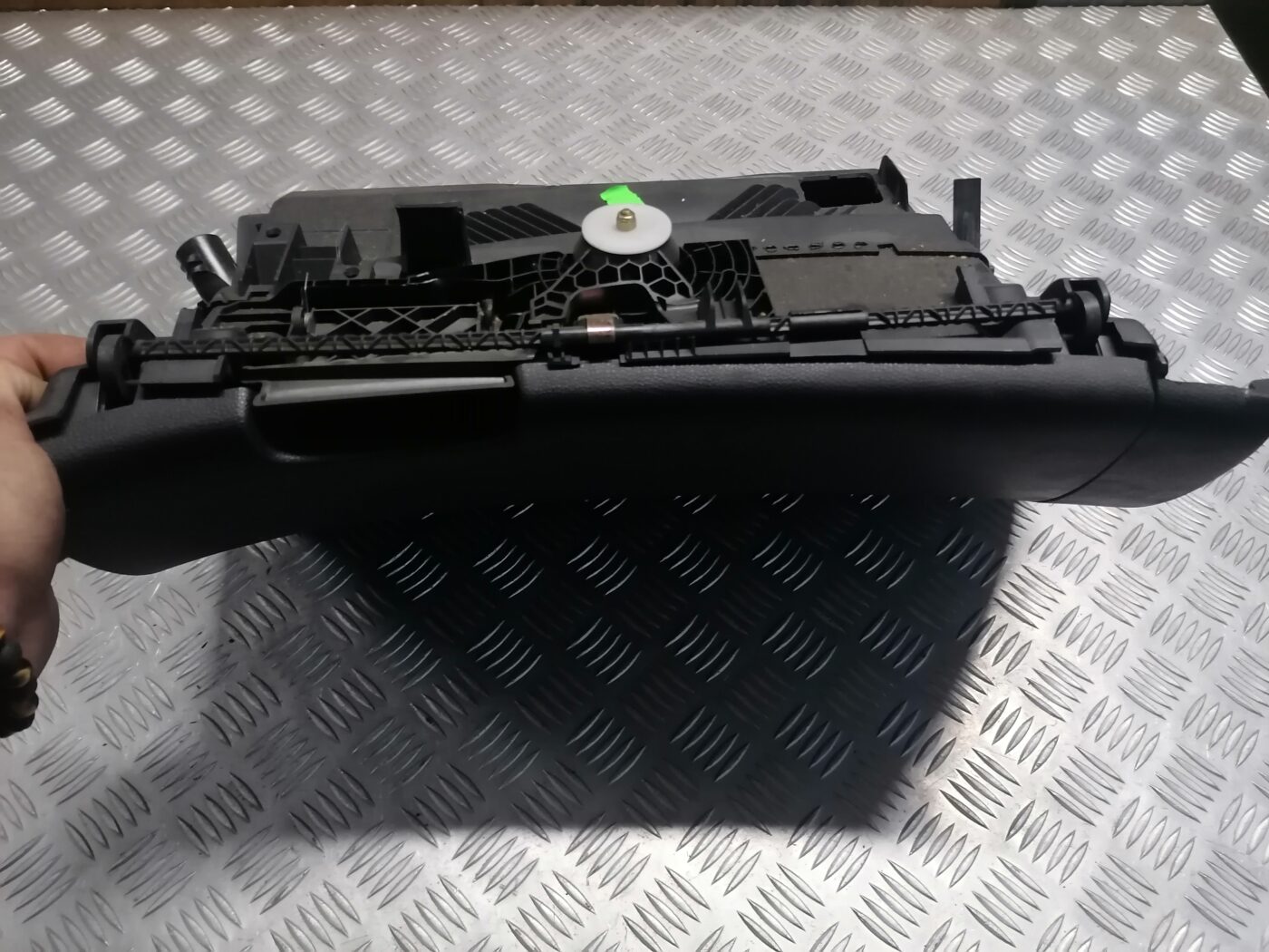 Mantu glabāšanas nodalījums pasažiera pusē priekš ŠKODA OCTAVIA 2006 2 Mantu glabāšanas nodalījums pasažiera pusē priekš ŠKODA OCTAVIA 2006