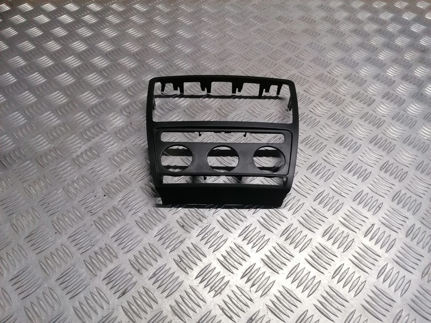 Mērinstrumentu paneļa dekoratīvais rāmis priekš ŠKODA OCTAVIA 2006 1 Mērinstrumentu paneļa dekoratīvais rāmis priekš ŠKODA OCTAVIA 2006