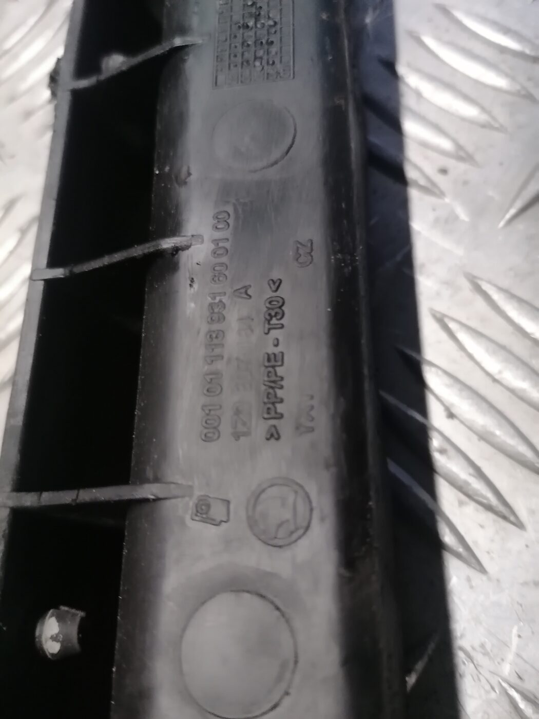 Priekšējā spārna un bufera stiprinājums priekš ŠKODA OCTAVIA 2006 3 Priekšējā spārna un bufera stiprinājums priekš ŠKODA OCTAVIA 2006