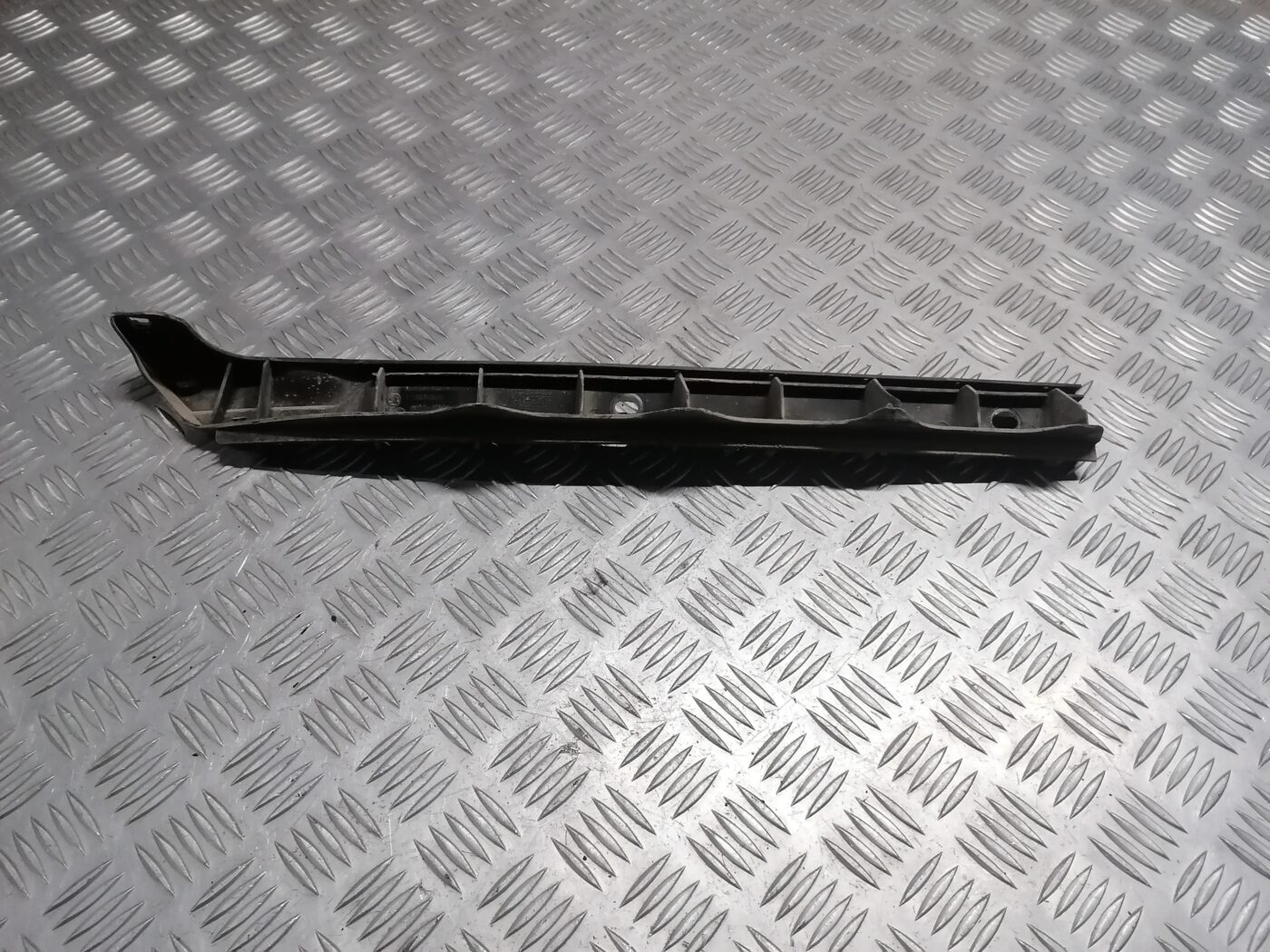 Aizmugurējā spārna un bufera stiprinājums priekš ŠKODA OCTAVIA 2006 1 Aizmugurējā spārna un bufera stiprinājums priekš ŠKODA OCTAVIA 2006