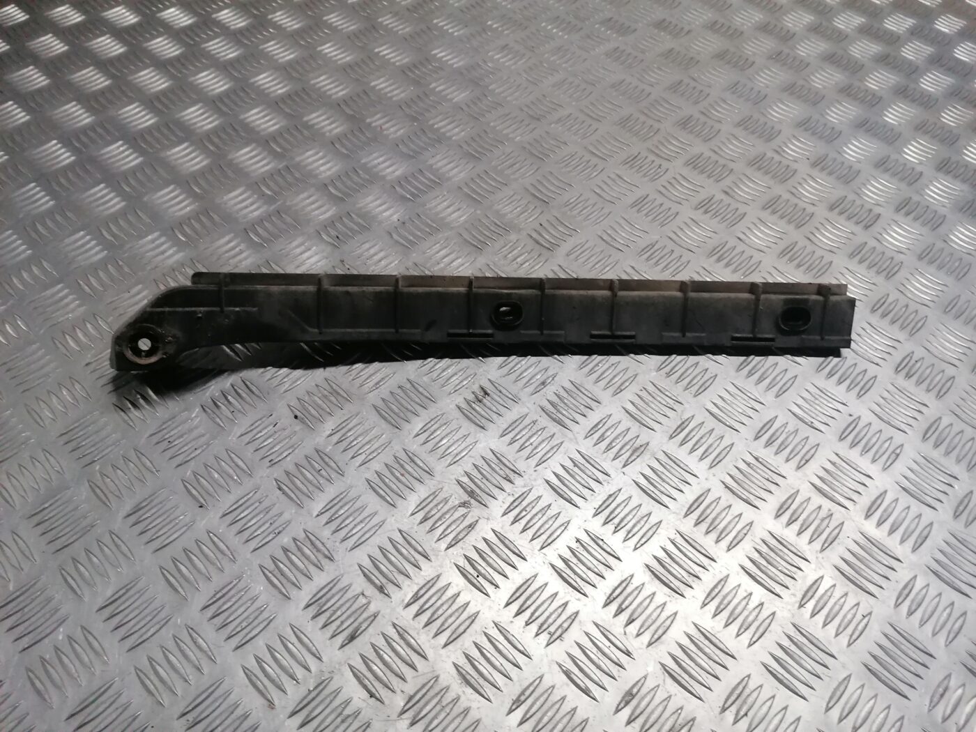 Aizmugurējā spārna un bufera stiprinājums priekš ŠKODA OCTAVIA 2006 2 Aizmugurējā spārna un bufera stiprinājums priekš ŠKODA OCTAVIA 2006