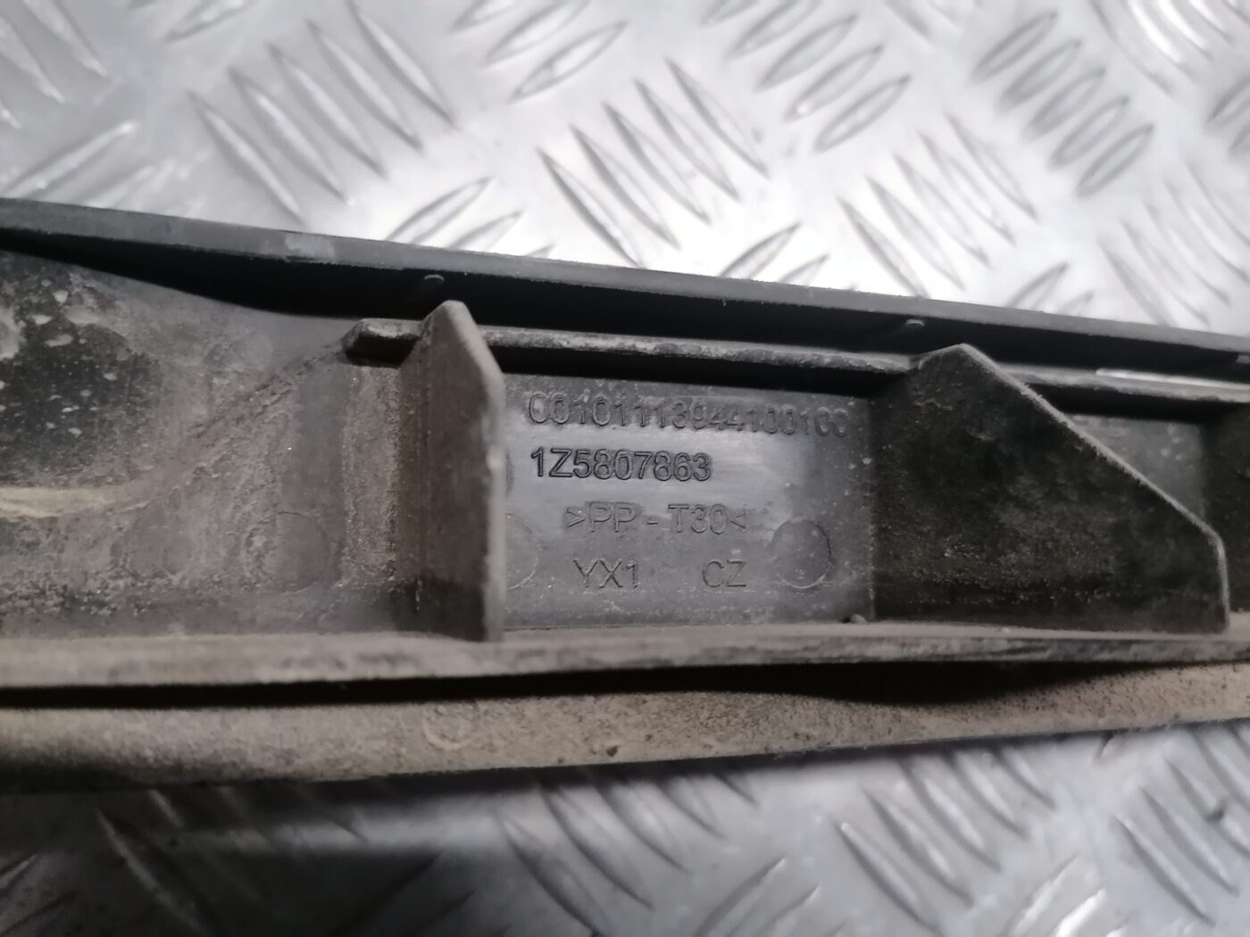 Aizmugurējā spārna un bufera stiprinājums priekš ŠKODA OCTAVIA 2006 3 Aizmugurējā spārna un bufera stiprinājums priekš ŠKODA OCTAVIA 2006