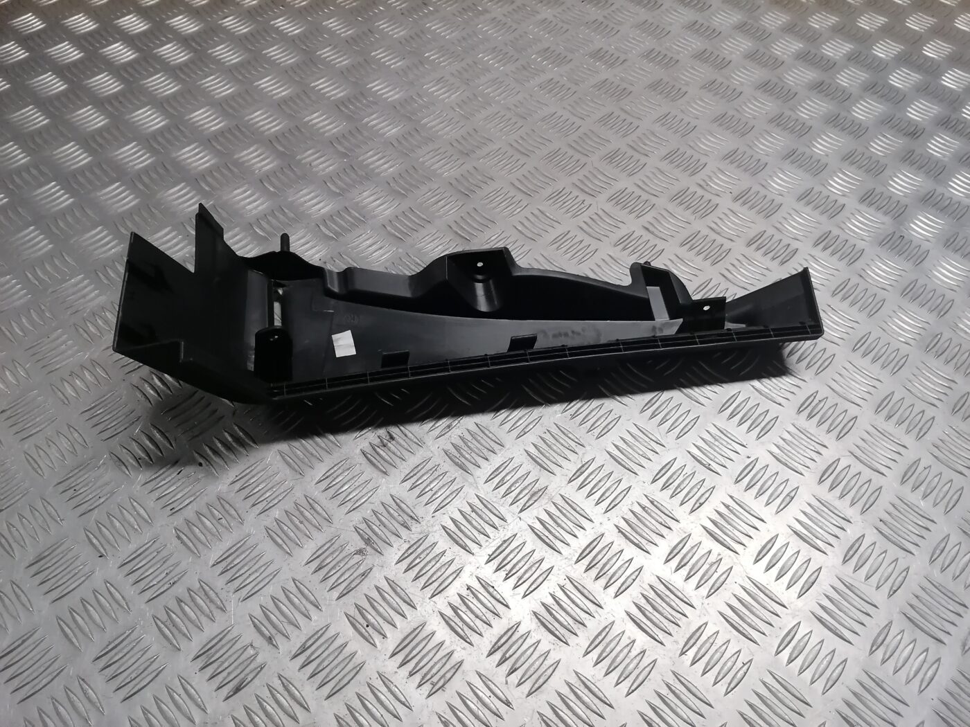 Aizmugures plaukta turētājs priekš ŠKODA OCTAVIA 2006 2 Aizmugures plaukta turētājs priekš ŠKODA OCTAVIA 2006