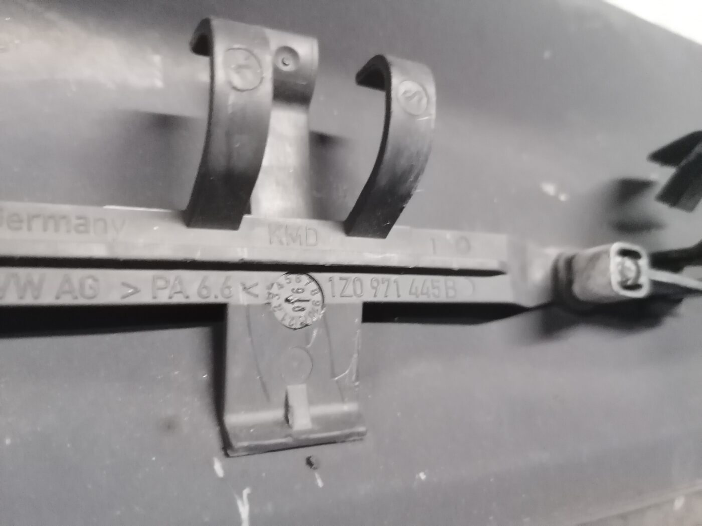 Vējstikla uzlika (deflektors) priekš ŠKODA OCTAVIA 2006 3 Vējstikla uzlika (deflektors) priekš ŠKODA OCTAVIA 2006