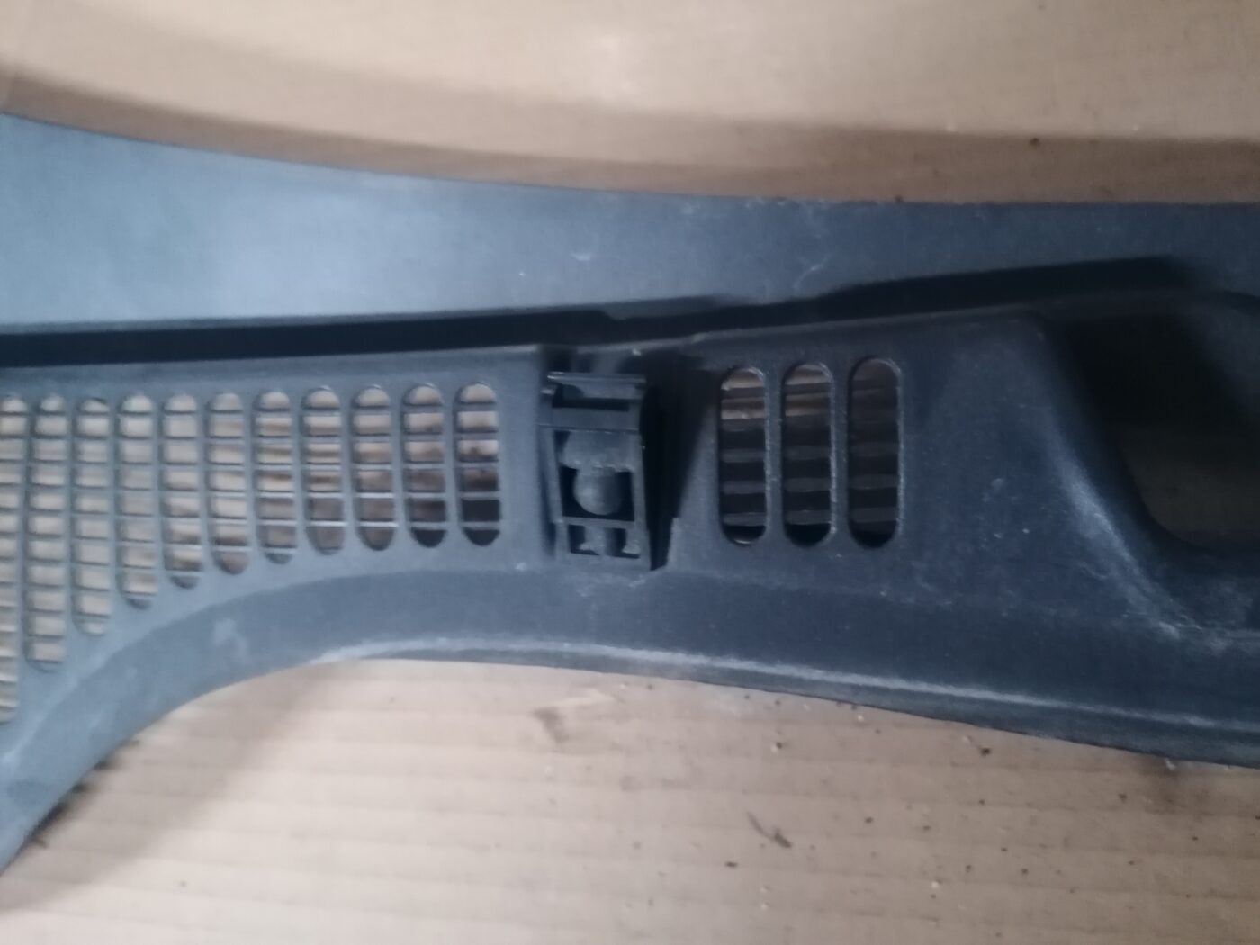 Vējstikla uzlikas (deflektora) režģis priekš ŠKODA OCTAVIA 2006 3 Vējstikla uzlikas (deflektora) režģis priekš ŠKODA OCTAVIA 2006