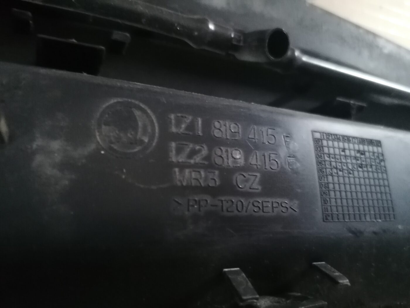 Vējstikla uzlikas (deflektora) režģis priekš ŠKODA OCTAVIA 2006 5 Vējstikla uzlikas (deflektora) režģis priekš ŠKODA OCTAVIA 2006